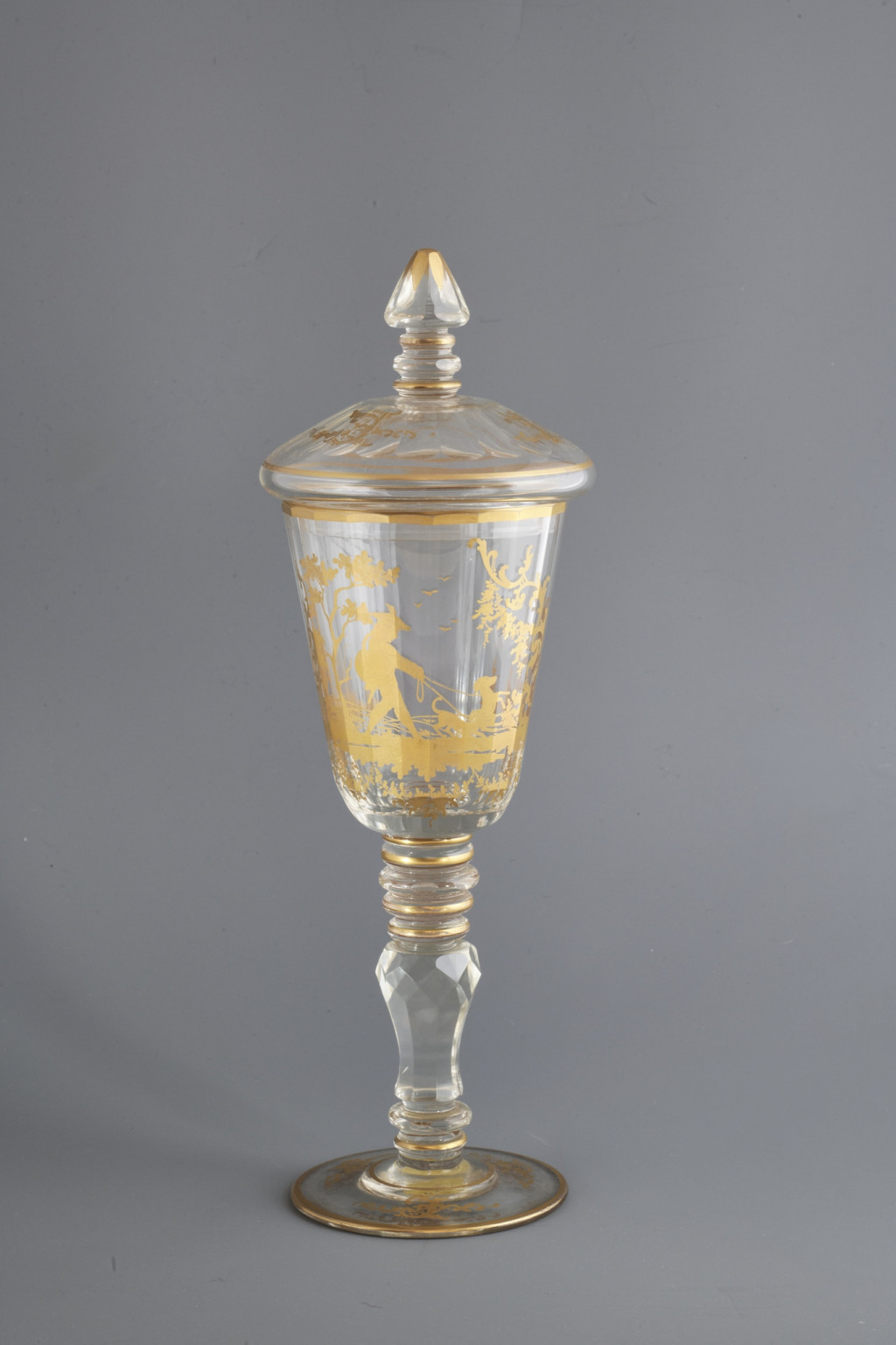 Coupe à couvercle avec décor doré